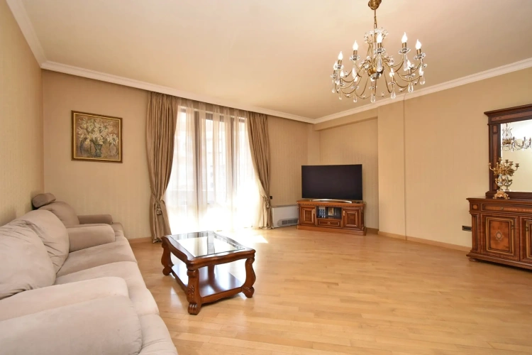 5 Bedrooms Sextuple Apartment with balcony