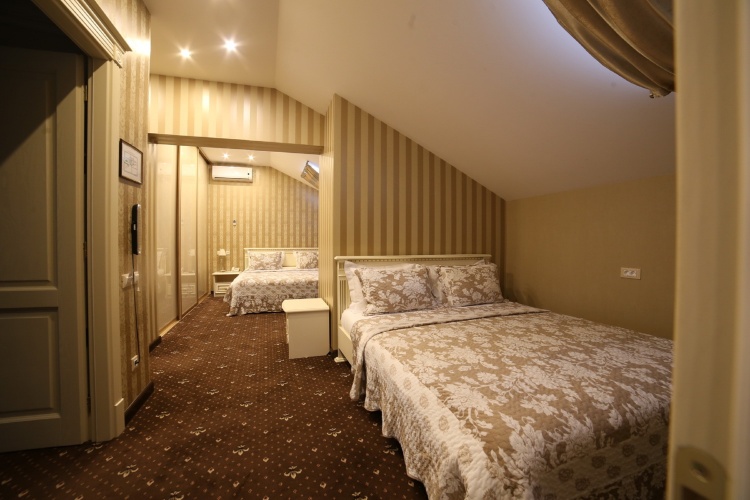 Standard Quadruple room with view