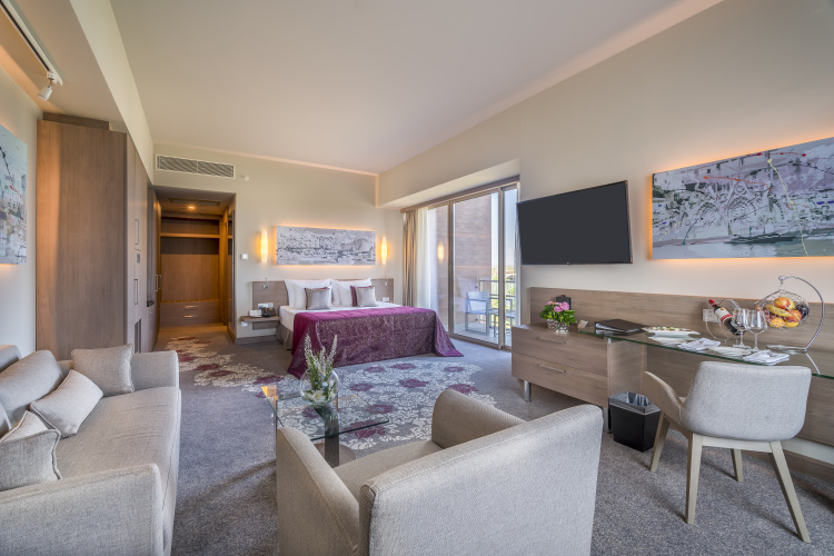 Corner Suite with garden view