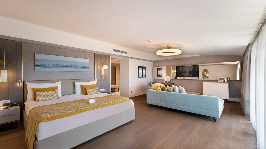 Penthouse Suite with balcony and with sea view