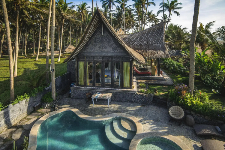 Absolute Beachfront Villa Laut