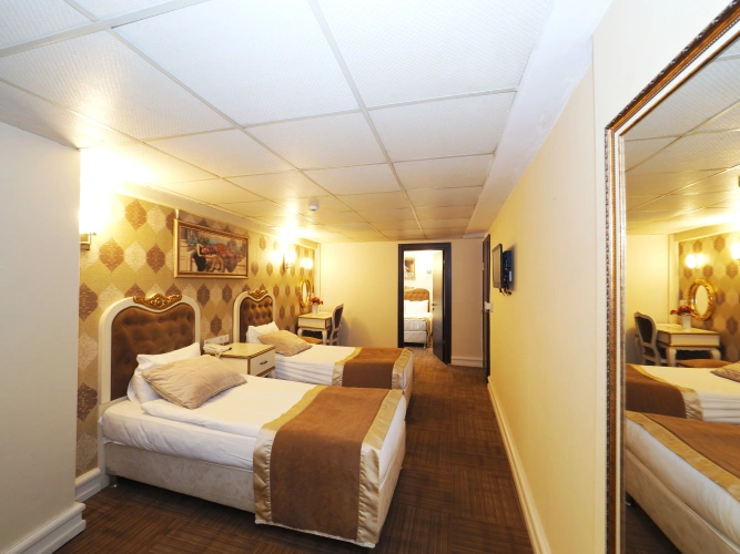 Economy Quintuple Family room