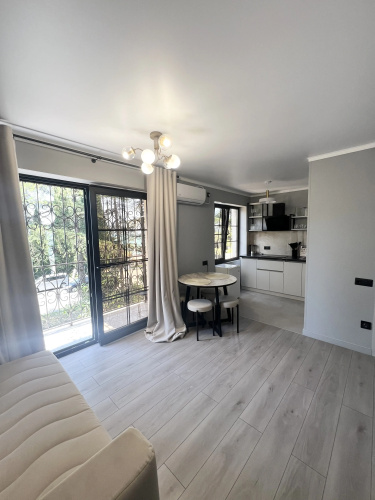Studiya na Beregu Morya Flat