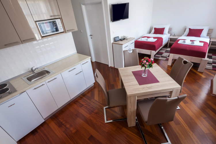 Studio Radoš Apartments