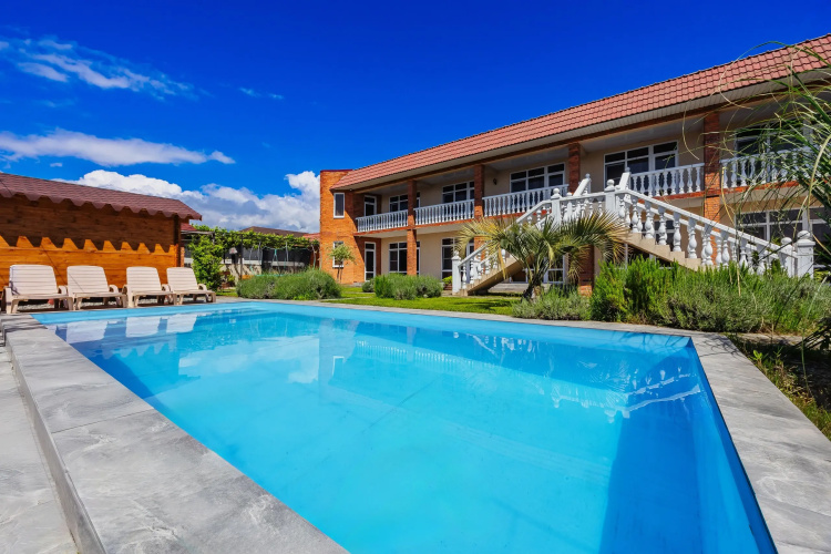 Yazon Hotel