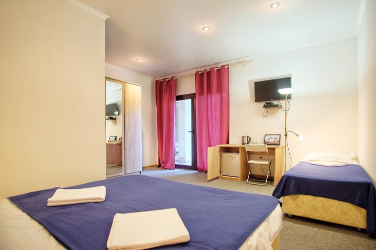 Standard Triple room