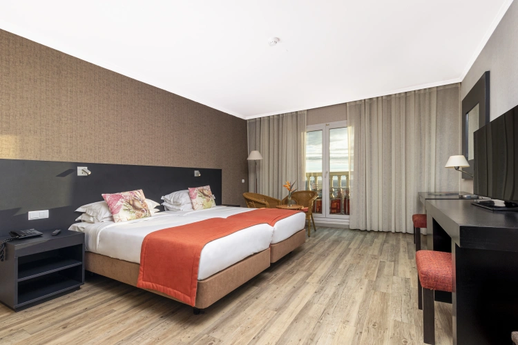 Twin room with balcony and with sea view