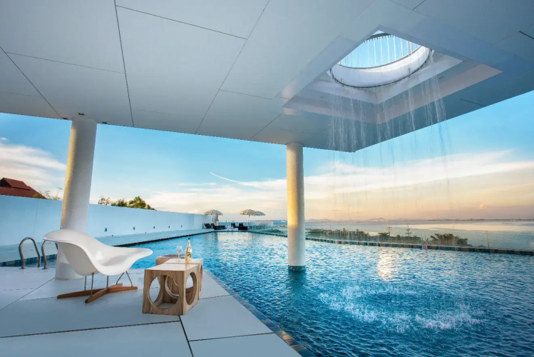 Tsix5 Phenomenal Hotel