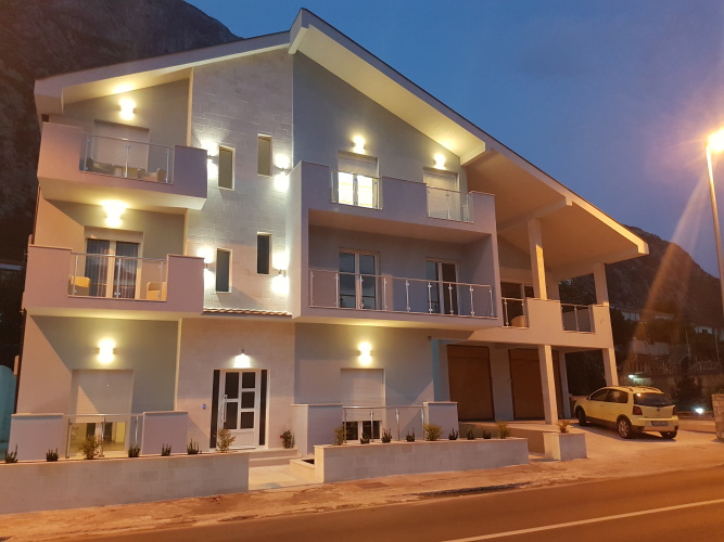 Apartment with balcony and with sea view