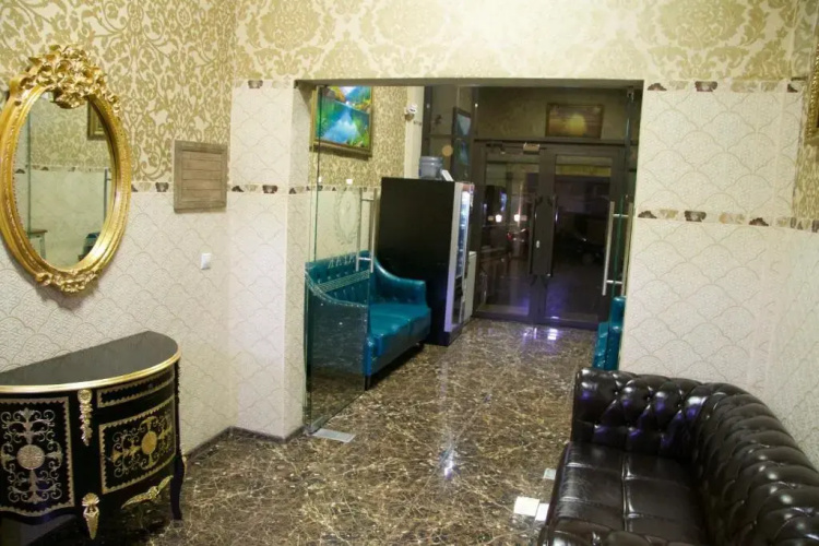 De Luxe Plaza Hotel