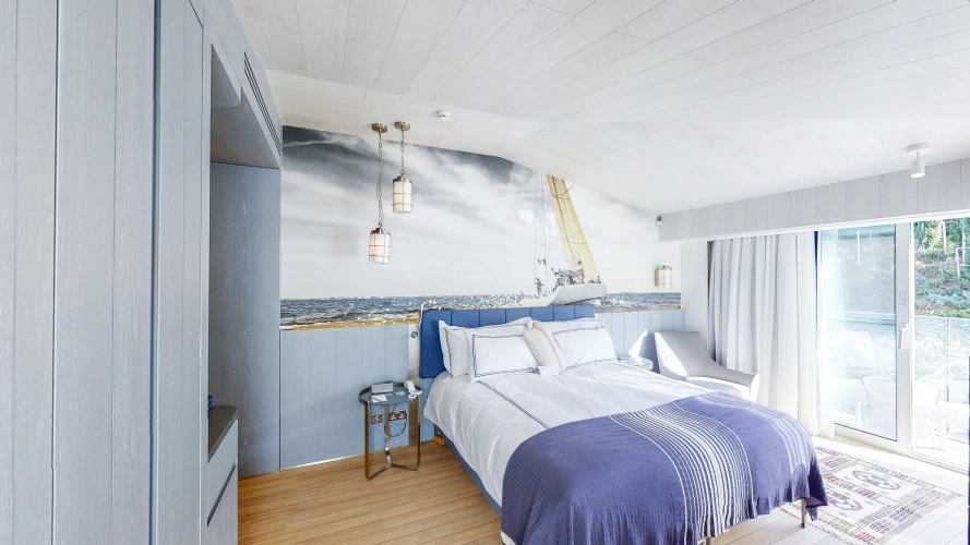 2 Bedrooms Standard Family room with balcony