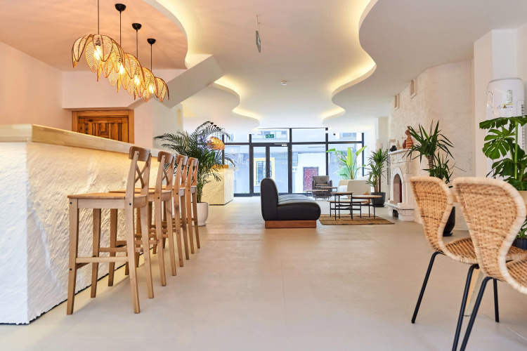 Audo Local Hotel