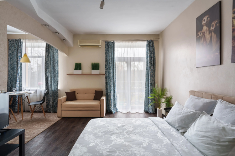 V Gostyakh U Surikatov Flat