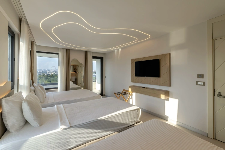 Standard Triple room with balcony and with city view