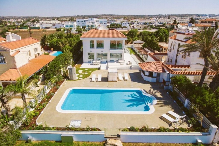 4 Bedrooms Villa with view