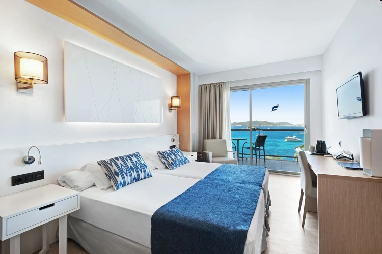 Twin room with balcony and with sea view