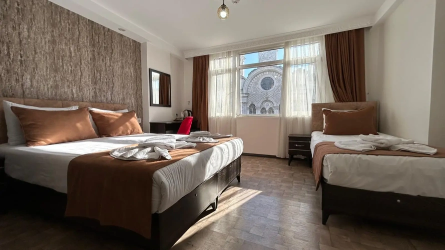 Standard Triple room with city view