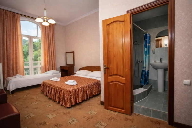 Standard Triple room with courtyard view