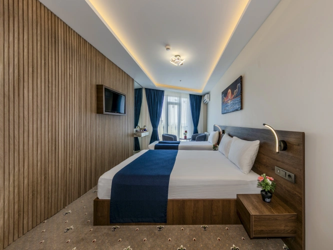 Deluxe Triple room with city view