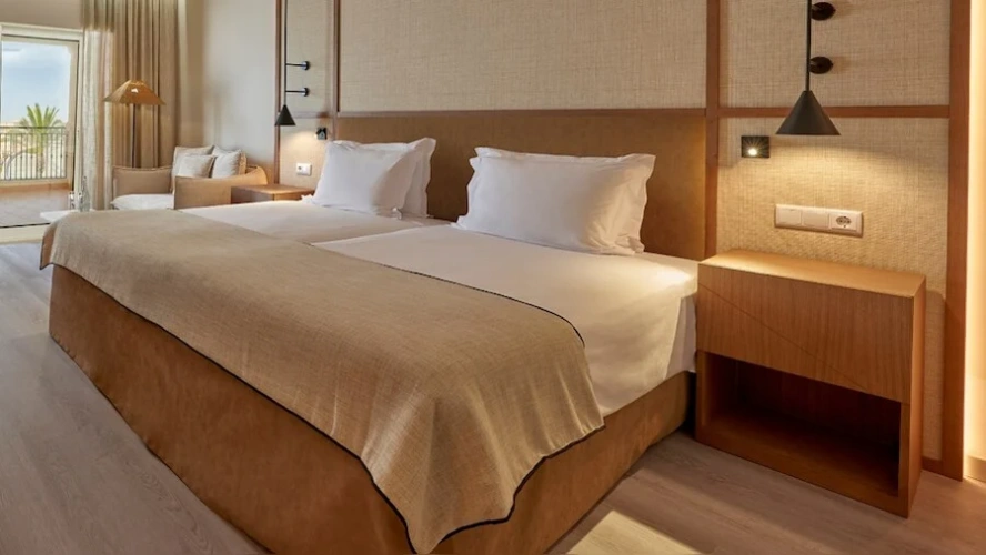 Standard Twin room with balcony and with partial sea view
