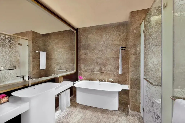 AlRayyan Hotel Doha, Curio Collection by Hilton