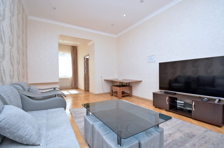 Na Amiryana 13 Apartments