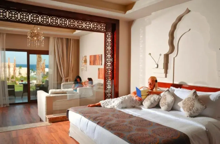Executive Posh Club Swim Up Suite