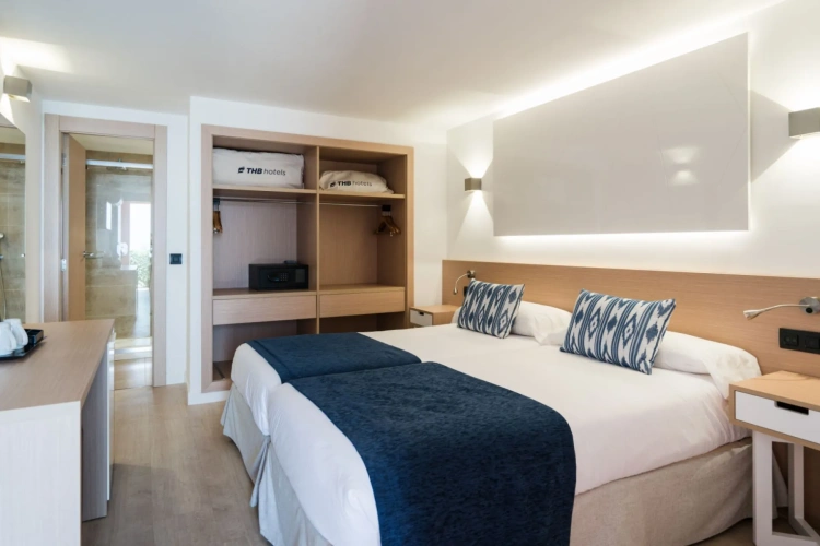 Twin room with balcony and with park view