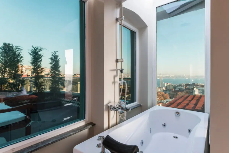Jacuzzi across Bosphorus Apartments