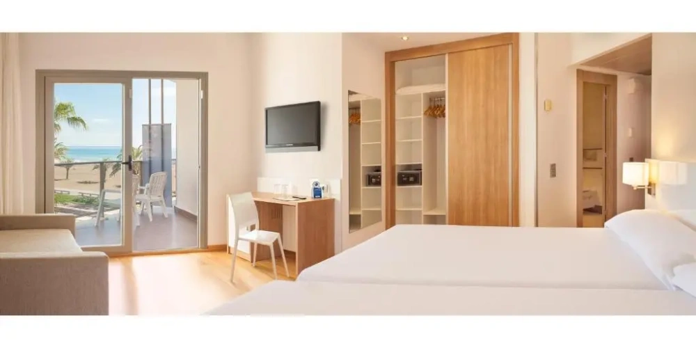 Bay Triple room with balcony and with lateral sea view
