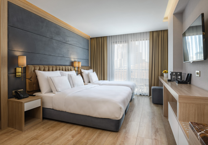 Deluxe Triple room with city view
