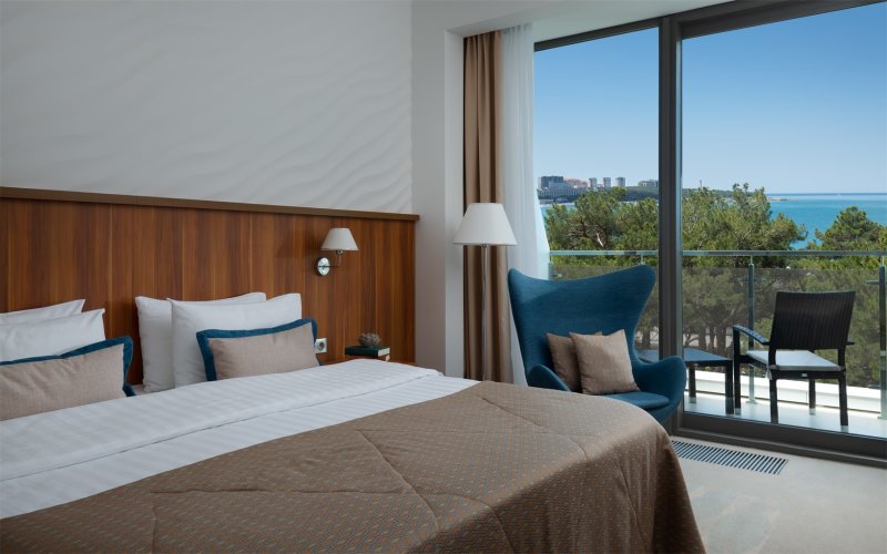 Двухместный номер 5* Deluxe с балконом и с видом на море (двуспальная кровать) - изображение 1