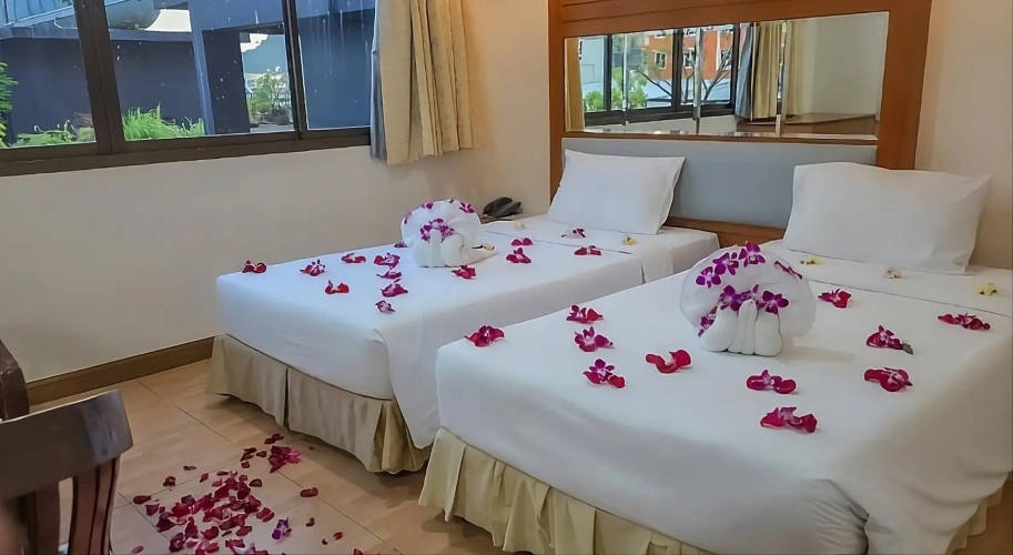 Deluxe Triple room with city view
