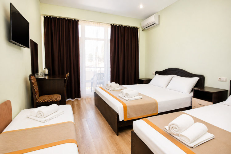 Standard Quadruple room with city view