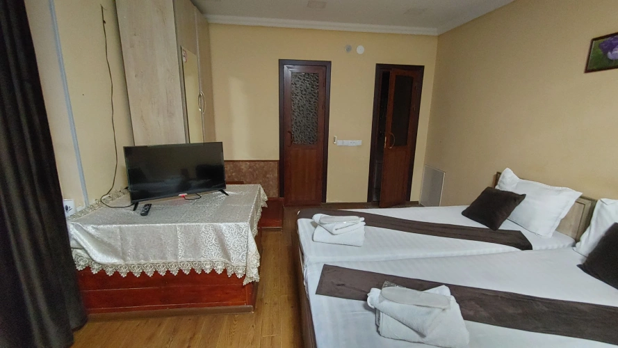 Economy Quintuple Family room