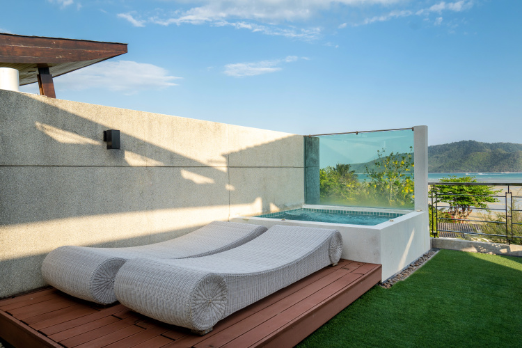 Beachfront luxury villa in Rawai Villa