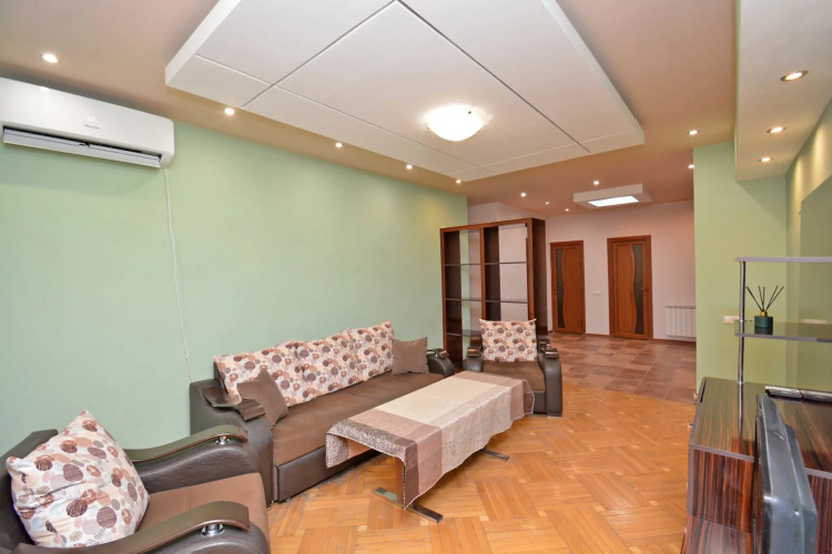 Trekhkomnatnaya v Tsentre Goroda Flat