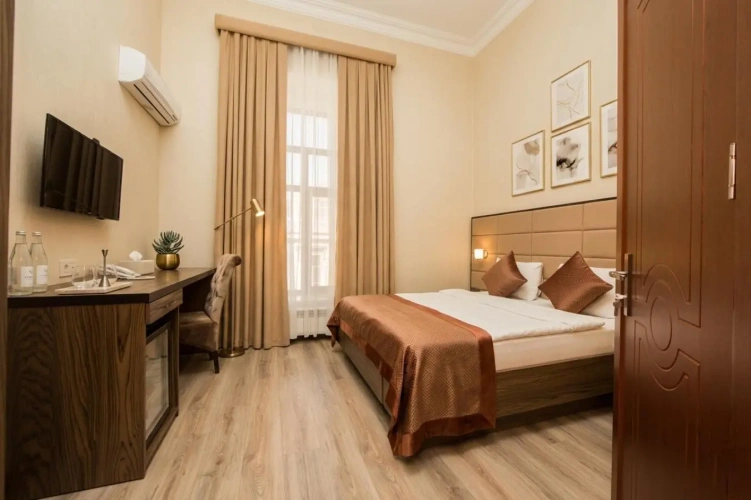 Standard Double room with city view
