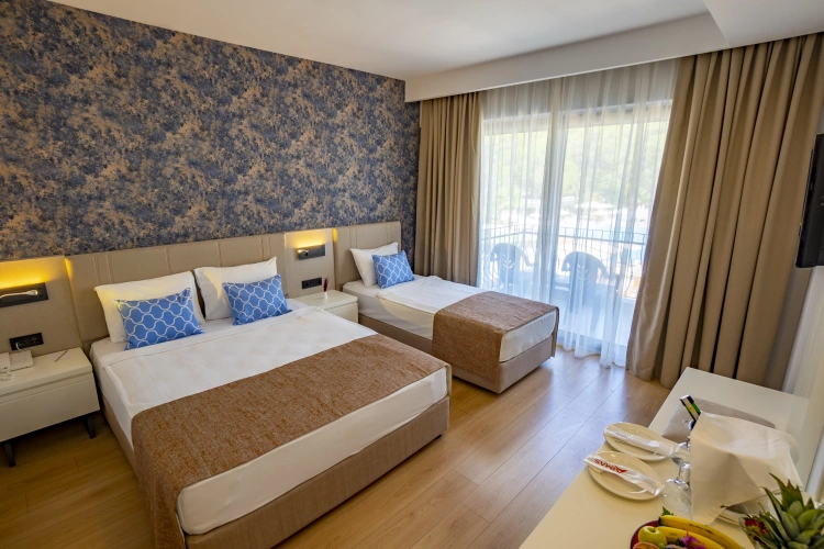 Standard Triple room with balcony