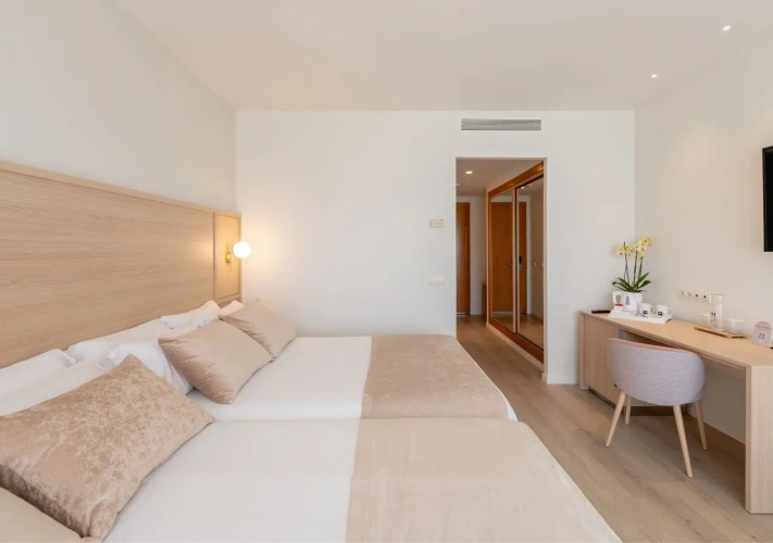 Standard Triple room with balcony