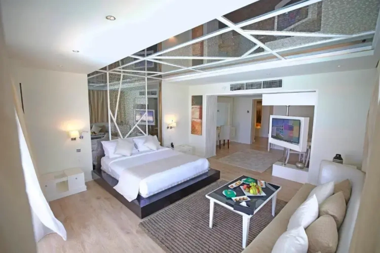 Honeymoon Posh Club Suite