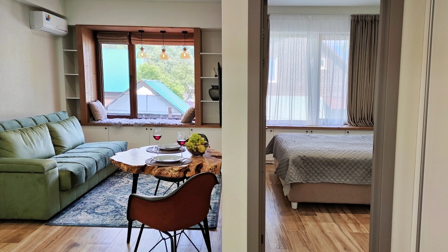 Фотография номера квартиры Апартаменты с выделенной спальней и видом на горы в центре Красной Поляны