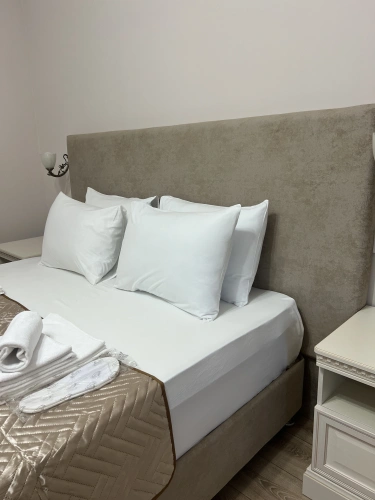 2 Bedrooms Comfort room with courtyard view