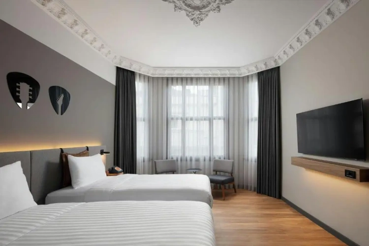 Moxy Twin room with city view