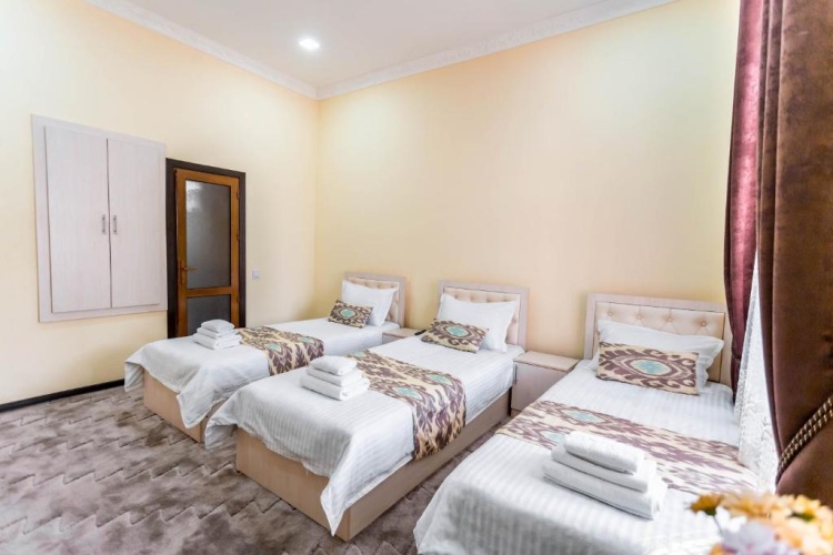 Standard Triple room with city view