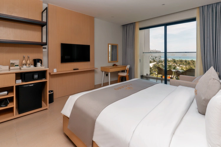 Superior Double room with balcony and with partial sea view
