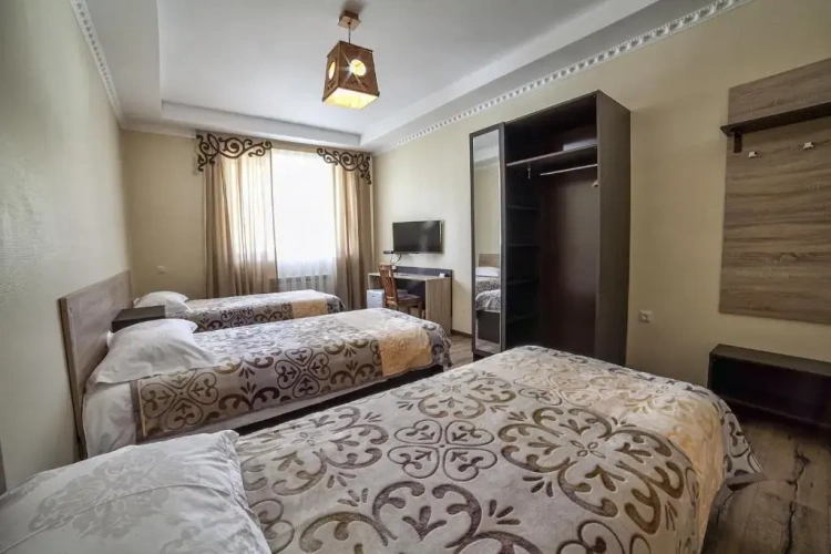Standard Triple room with courtyard view