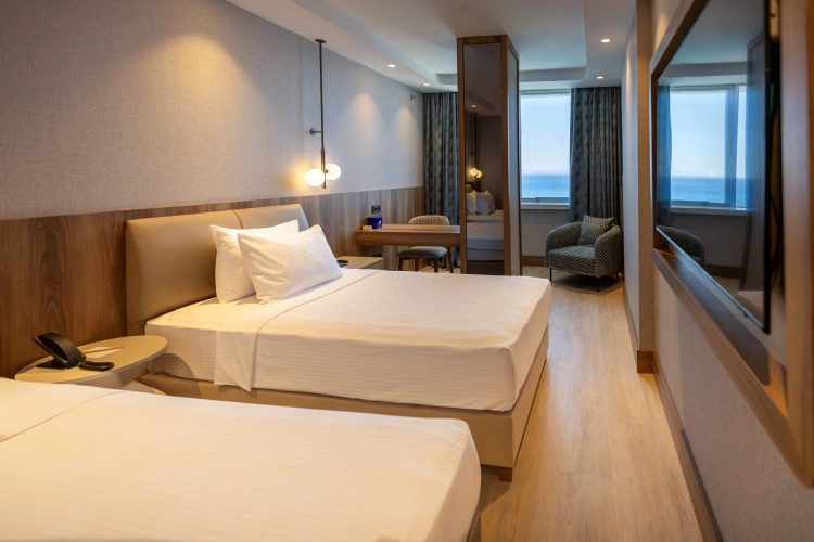 Standard Twin room with partial sea view