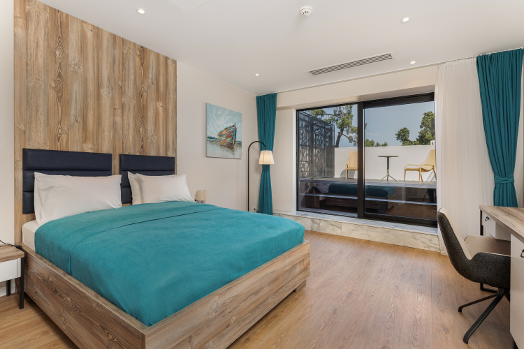Deluxe Double room with street view