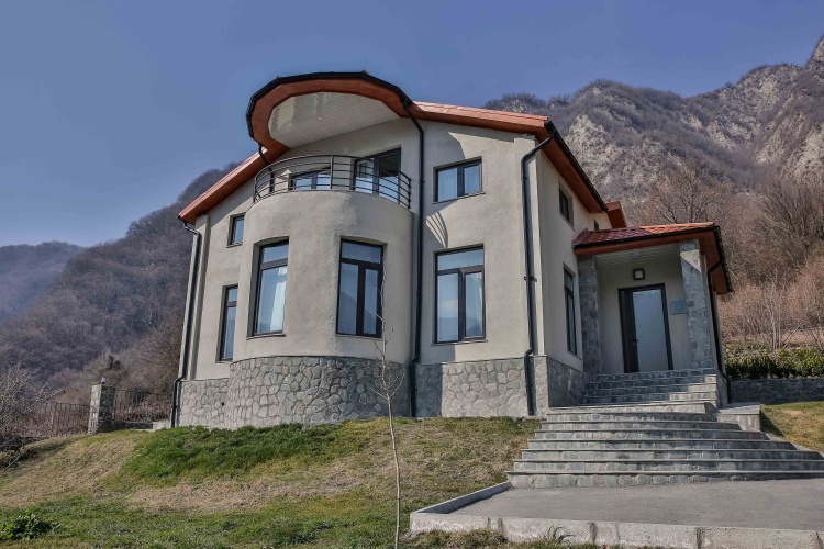 Sextuple Villa with balcony and with mountain view